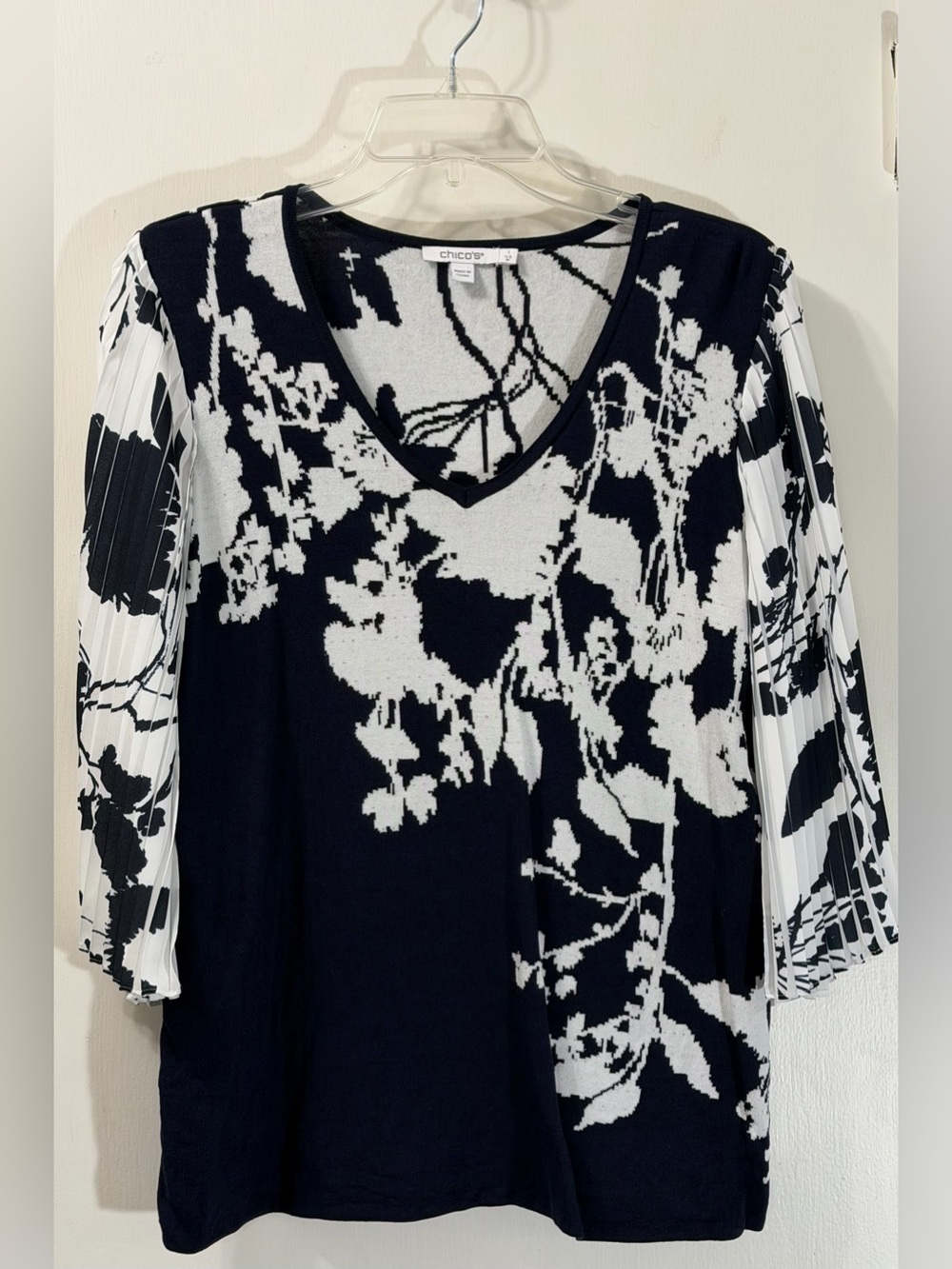 Chico's Navy Blue & White Floral V-Neck Pleated Sleeve Top